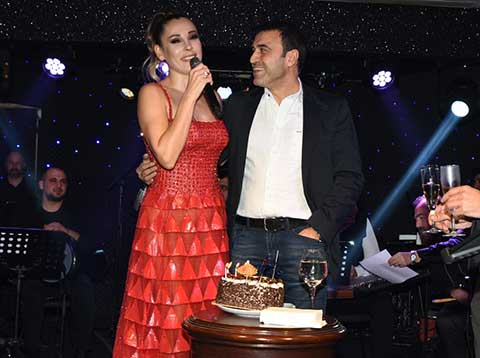 Funda Arar... EŞİNE SAHNEDE DOĞUM GÜNÜ SÜRPRİZİ