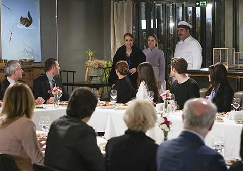 Elimi Bırakma... AZRA KONAĞA YERLEŞİYOR!