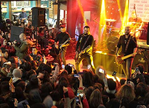 PERA HAYRANLARI SOĞUK HAVAYA ALDIRMADI!