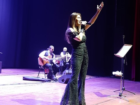 Nadide Sultan... KENDİ SAHNEDE, OĞLU KULİSTE!..