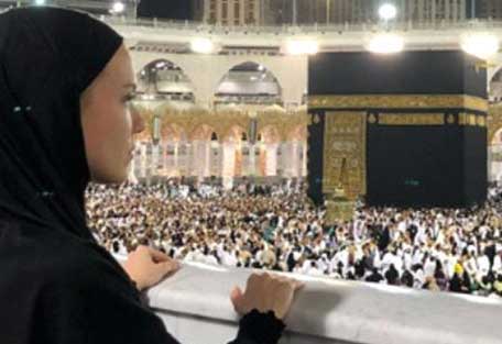 Pelin Çift... YENİ YILA MEKKE'DE GİRDİ!..