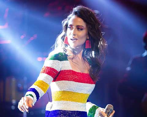 Derya Uluğ... 15 KİLOLUK KOSTÜMÜYLE GÖZ KAMAŞTIRDI!