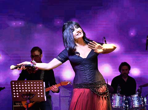 Ayşegül Aldinç... YENİ YILA ANTALYA'DA ŞARKILARLA GİRDİ!