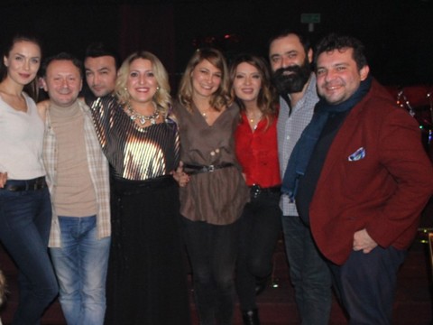 Ebru Küçükakar... YENİ YILI OYUNCULARI İLE BİRLİKTE KUTLADI!..