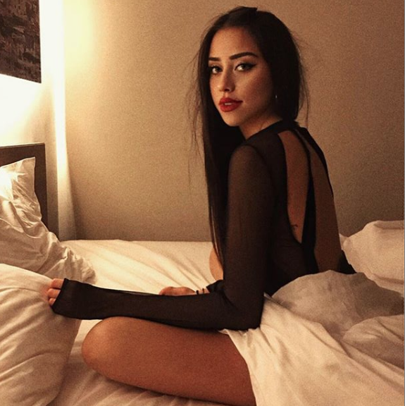 Zeynep Alkan... HAMDİ ALKAN'IN KIZINDAN ŞAŞIRTAN YATAK POZU!..