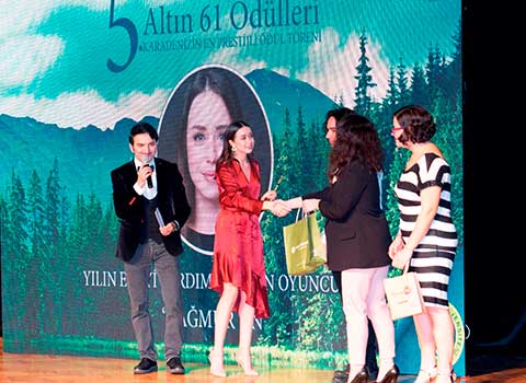 Yağmur Ün... ÖDÜLÜ BABASINA İTHAF ETTİ!