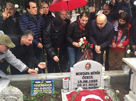 Münir Özkul... VEFATININ BİRİNCİ YILINDA DUALARLA ANILDI!