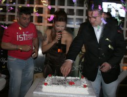 Betül Aras... ALBÜM TANITIMINDA BEBEK'İ "UYAN"DIRDI...