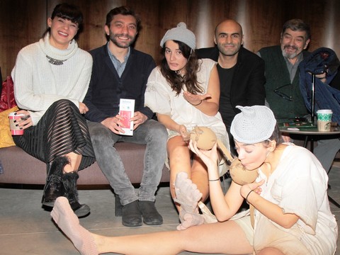 Hunililer...  PRÖMİYERİNDE "HUNİLİLER" SAHNEDEN TAŞTI!..