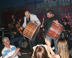 Altay... YENİ ŞARKILARINI İLK ÖNCE RADYOCULARLA SÖYLEDİ!