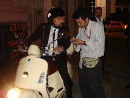 Okan Bayülgen... İSTANBUL TRAFİĞİNİ ÇÖZDÜ!