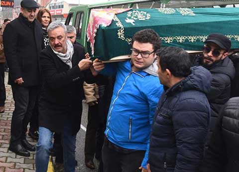 Mesut Akusta... ANNESİNİ SON YOLCULUĞA UĞURLADI!