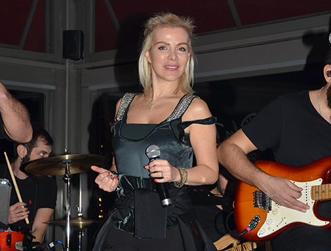 Ömür Gedik... ŞARKI VE ALKIŞLAR AYŞEN GRUDA'YA!