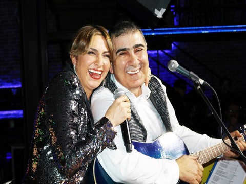 Eda - Metin Özülkü... EVLİLİK YILDÖNÜMLERİNİ SAHNEDE KUTLADILAR!..