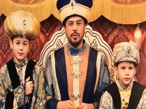 Emre Altuğ... OĞULLARI İLE FETİH POZU!..