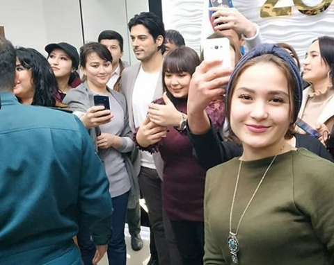 Burak Özçivit... SEVGİLİLER GÜNÜ TERCİHİ!