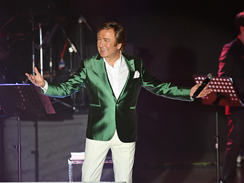 Erol Evgin...EFSANE ŞARKILARIYLA AYAKTA ALKIŞLANDI!