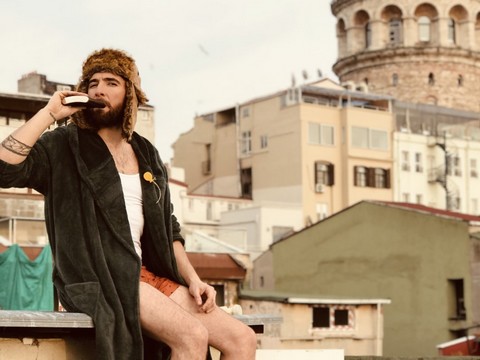 Mert Erşahin... İSTİKLAL CADDESİ'NDE YARI ÇIPLAK KLİP ÇEKTİ!..