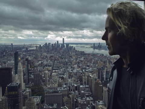 Soner Arıca... "BİRLİKTE YANARIZ" A İKİ KLİP BİRDEN!..