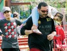 Hüsnü Şenlendirici...HUZURU ÇOCUKLARINDA BULDU...