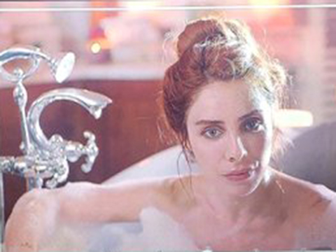 Nur Fettahoğlu... ÇIPLAK KÜVET FOTOĞRAFI YAYINLADI; PİŞMAN OLUP SİLDİ!