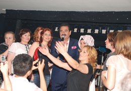 İbrahim Tatlıes... KADINLARIN FOTOĞRAF ÇEKTİRME SAVAŞI!...