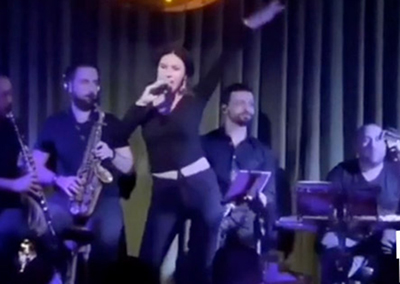 Cem Yılmaz - Defne Samyeli... AYNI SAHNEDE BİRİ ÇALDI DİĞERİ SÖYLEDİ!