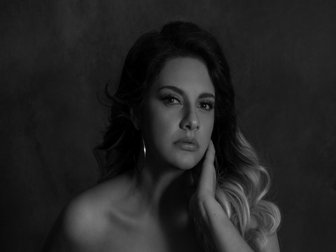 Esra Sezer... KLİP ÇEKİMLERİNDE BAYGINLIK GEÇİRDİ!