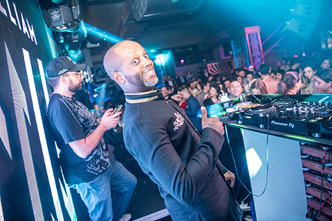 Willy William... HANDE YENER'E SÜRPRİZ TEKLİF!