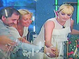 Petek Dinçöz... DOĞUM GÜNÜNÜ CANLI YAYINDA KUTLADI...