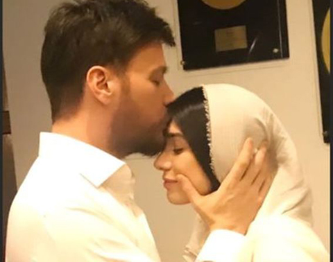 Burcu Kıratlı Akçıl... YARI ÇIPLAK GELİNLİKTEN SONRA TESETTÜRE Mİ GİRDİ?