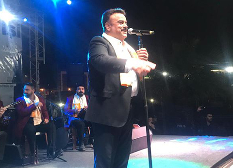 Bülent Serttaş... HIZINI ALAMADI DİREĞE TIRMANDI!