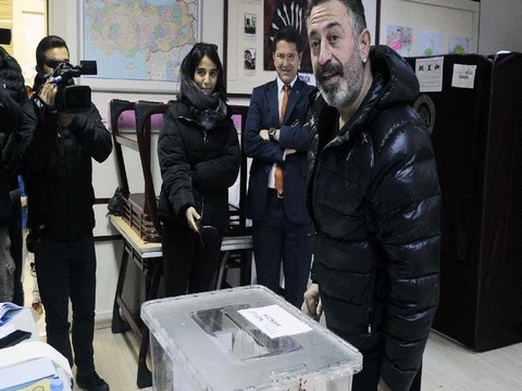 Cem Yılmaz... SANDIK BAŞINDA ESPRİ AÇIKLAMASI!..