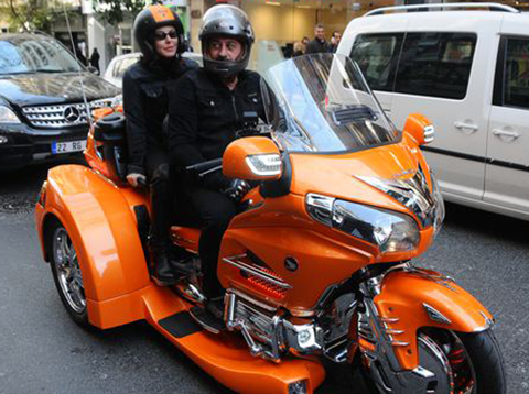 Cem Yılmaz - Defne Samyeli... YAZLIK ARAÇLA NİŞANTAŞI TURU!