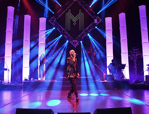 Mabel Matiz...HAYRANLARIYLA BERABER SÖYLEDİ!