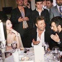 Okan Bayülgen...  ECE GÜRSEL'İN GÖĞÜSLERİNE BAKAKALDI!