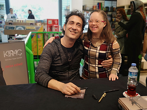 Kıraç... İMZA GÜNÜNDE HAYRANLARIYLA BULUŞTU!..