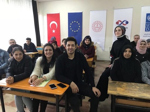 Mert Fırat... SURİYE'LİLERE ÖĞRETMENLİK YAPTI!..