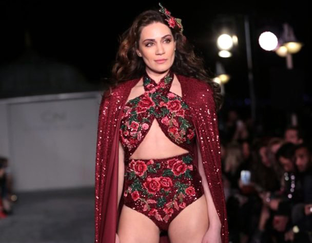 Özge Borak... MAYO İLE PODYUMDA!