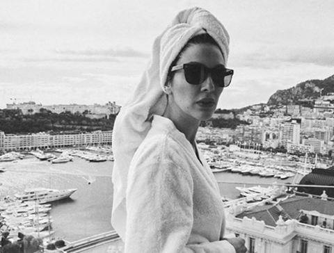 Bergüzar Korel... BORNOZ'LU PAYLAŞIMI OLAY OLDU!