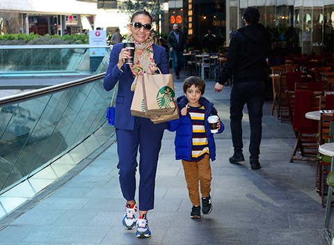 Ebru Akel... ANNE-OĞUL ALIŞVERİŞ KEYFİ!