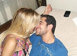 Demet Akalın... FACEBOOK'DA SEVİŞTİ...