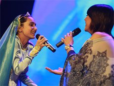 Ebru Gündeş... DAYANAMADI SAHNEYE FIRLADI!