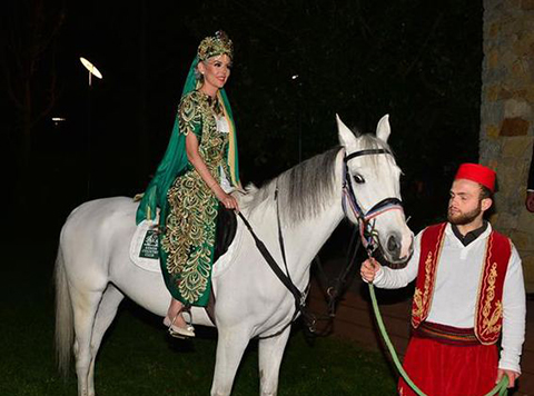 İpek Tanrıyar... GELİN ATA BİNMİŞ!