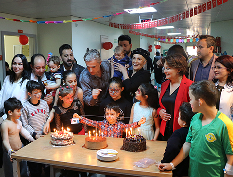 ÜNLÜ SANATÇILARDAN 23 NİSAN’DA HASTA ÇOCUKLARA ZİYARET!