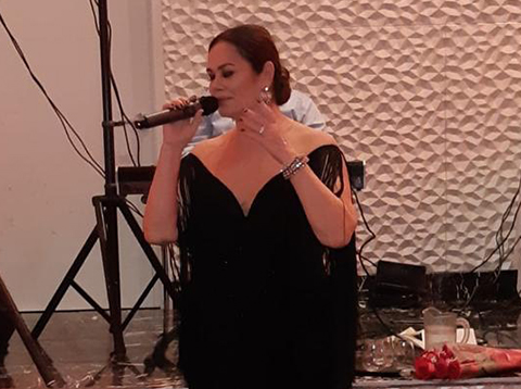 Nazan Şoray... AMERİKA'DA YARDIM GECESİNDE SAHNE ALDI!