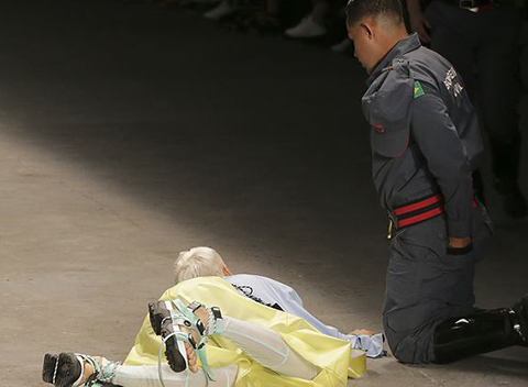 PODYUMDA DÜŞTÜ, ÖLDÜ!