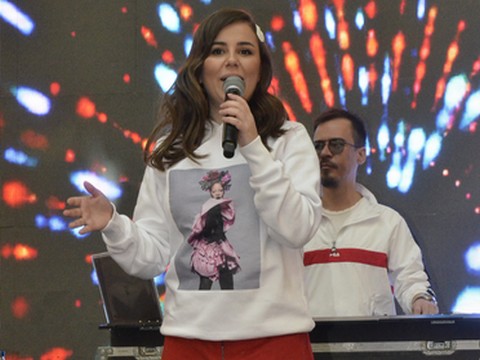 Merve Özbey... MARİNADA CANLI CANLI!..