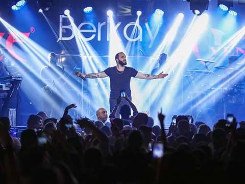 Berkay... EFSANE SEZEN AKSU ŞARKISINA YENİ YORUM!