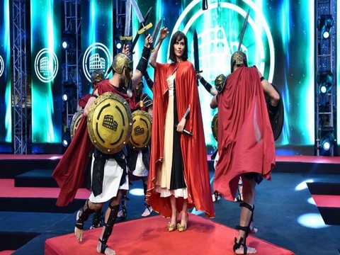 Ayşe Hatun Önal... TRUVA'LI AYŞE, GLADYATÖRLERLE SAHNEDE!..